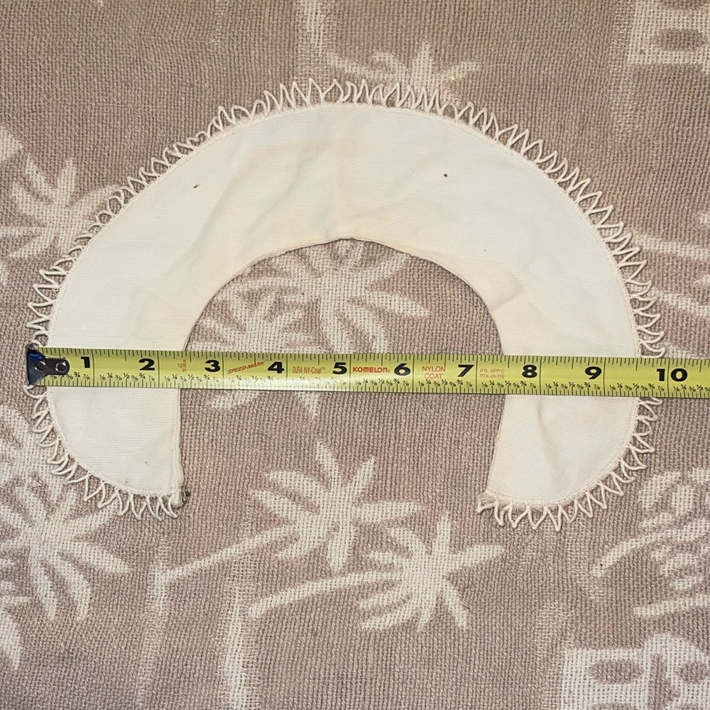 Vintage 1960’s womenswear fashion collar, white